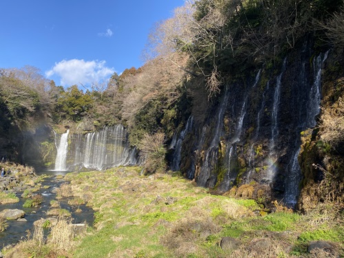 白糸の滝と幅広く流れ出す小さな滝