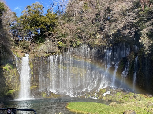 白糸の滝と虹