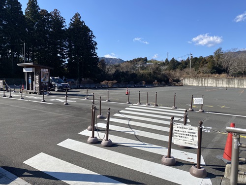 公営駐車場の広い舗装された駐車場