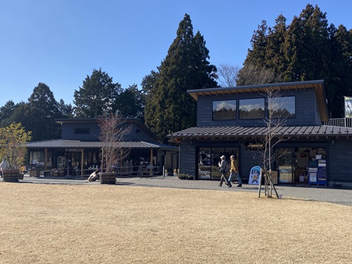 綺麗な建物の売店が並ぶ白糸の滝テラス