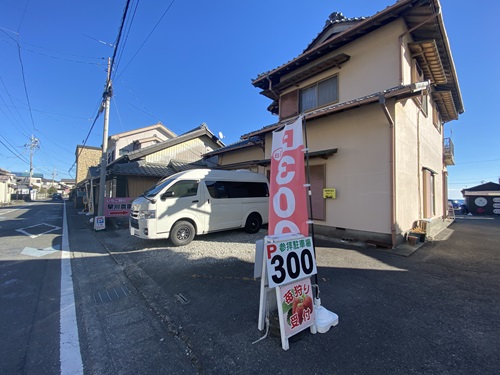 イチゴの店の裏にある駐車場