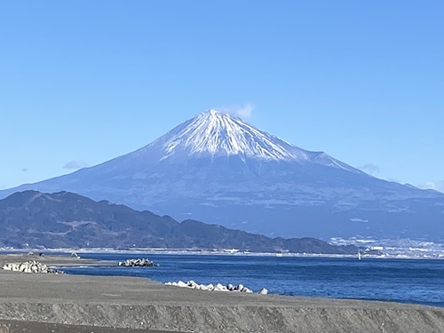 鎌が崎付近から見える富士山