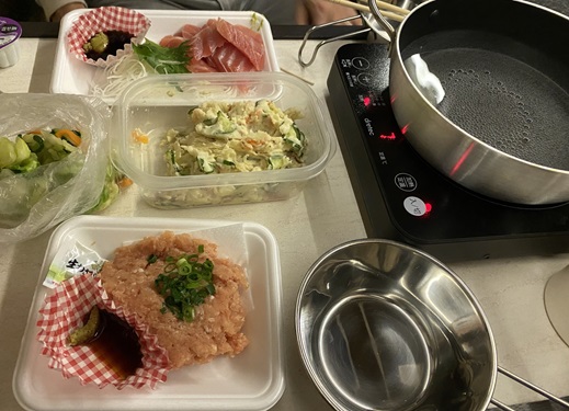 刺身とネギトロやポテトサラダの晩御飯