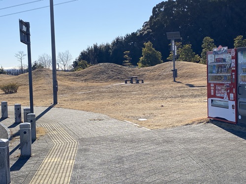 遠州森町PAの駐車場横の広場