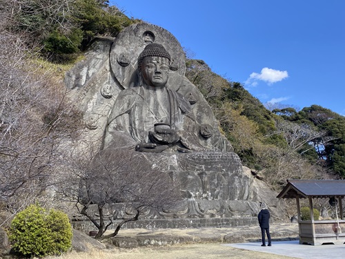 鋸山の巨大大仏と下に立つ人