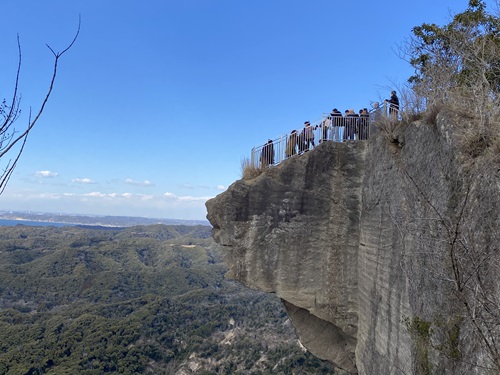 鋸山の地獄のぞきと並ぶ人