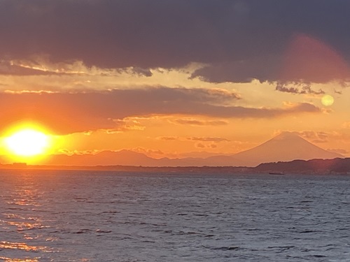 海辺の湯から見える富士山と海と夕焼けの風景