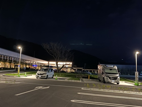 道の駅保田小学校の夜間の駐車場