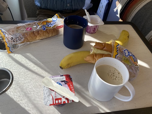 道の駅保田小学校で食べた朝食のパンとコーヒー