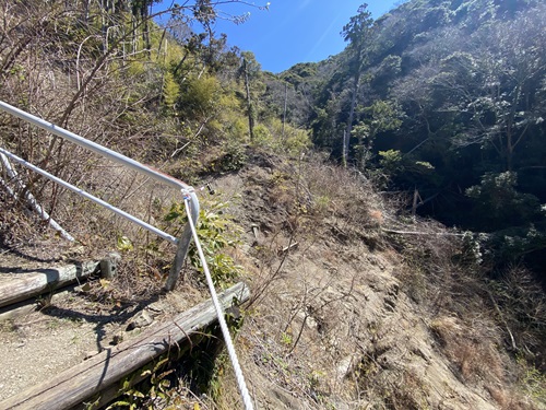 富山の崩落した山道