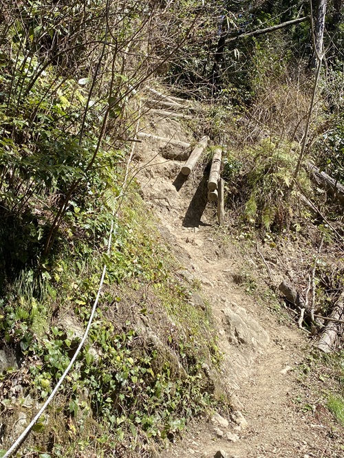 富山の階段が崩れている場所