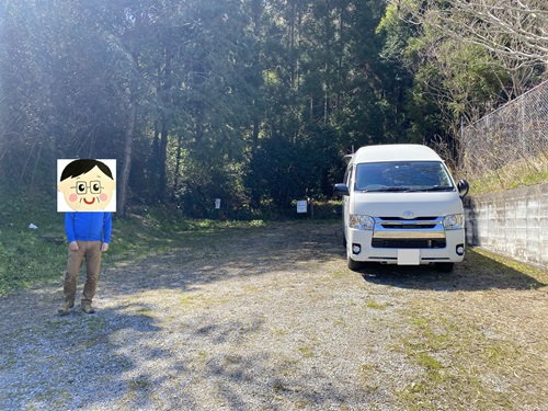 滝田城址駐車場の車と夫さん