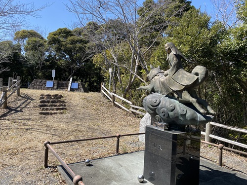 滝田城址の櫓台と伏姫像