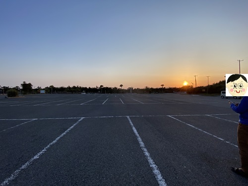 夕暮れの南房パラダイス駐車場全体