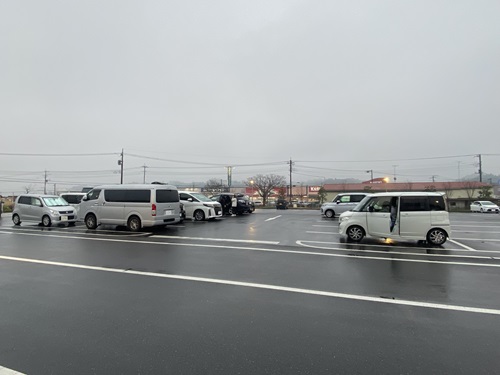 道の駅むつざわの駐車場全体の風景