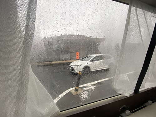 窓から見える雨の風景