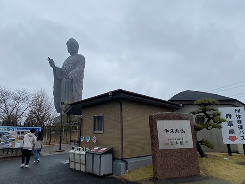 駐車場から見ても大きな牛久大仏