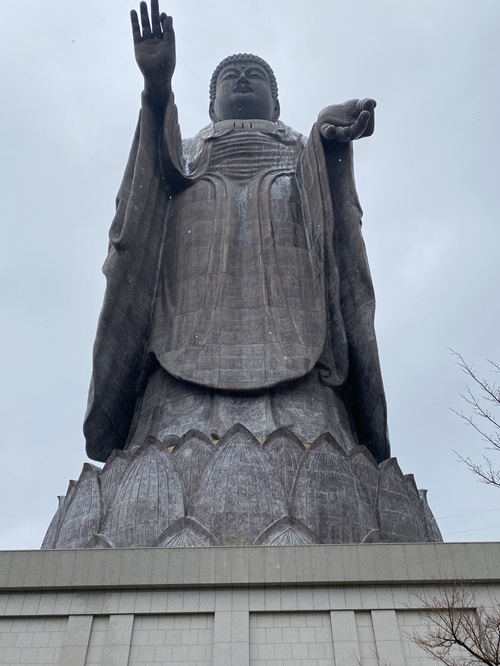 下から見上げた牛久大仏