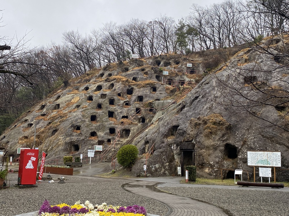 吉見百穴の外観遠景