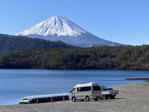 車とうつる西湖と富士山