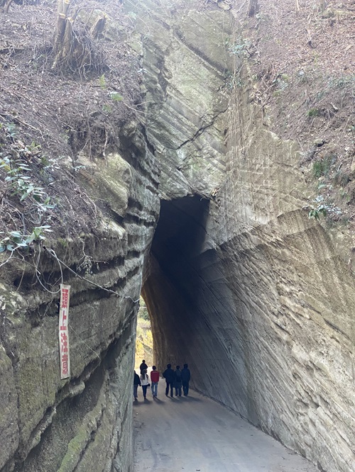 トンネルの中で記念撮影する人たち