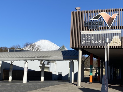 足柄SAから富士山を臨む