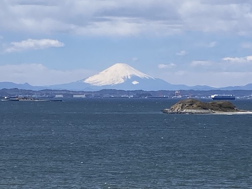 明治百年記念展望塔から見る富士山と海