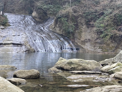 岩を滑り降りるような粟又の滝