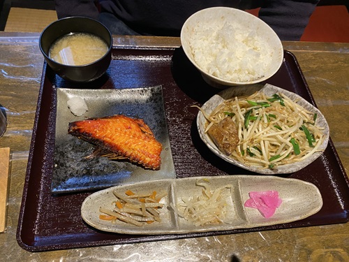 ラクダ食堂の赤魚の焼き物と野菜炒めの日替わり定食