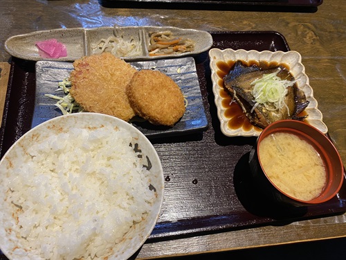 ラクダ食堂のカレイの煮つけとコロッケの日替わり定食