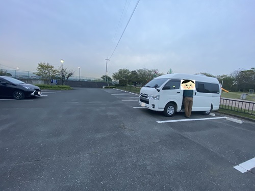 牛頭天王公園の駐車場とハイエース