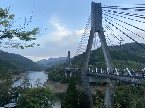 唄げんか大橋とダム湖