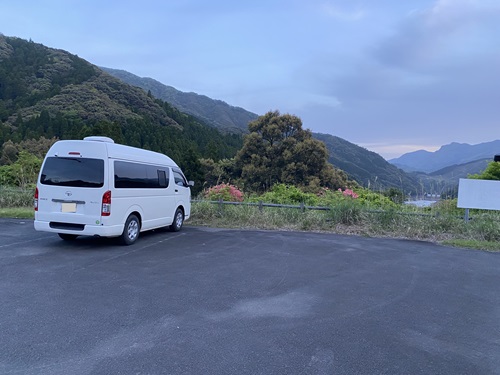 道の駅宇目の裏の駐車場とハイエース