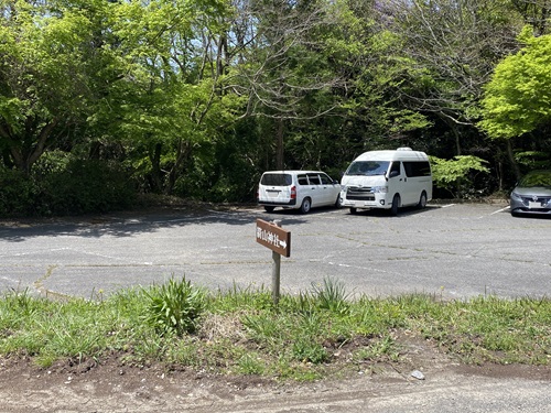 箭山神社の前の駐車場