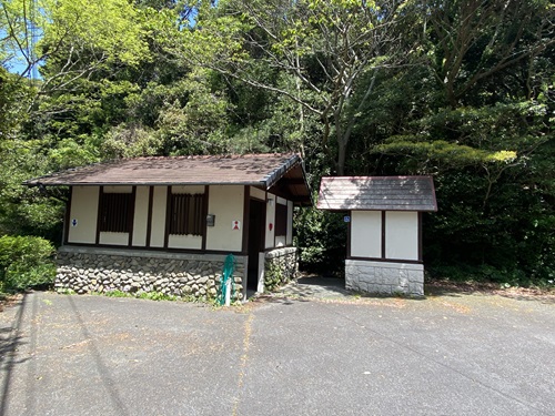 鶴見半島ビジターセンターの駐車場近くのトイレ外観