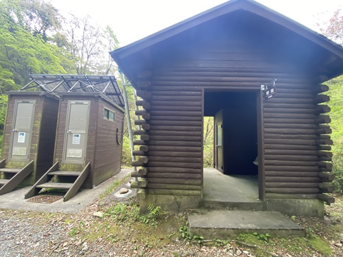 藤河内渓谷の第一駐車場のトイレ外観