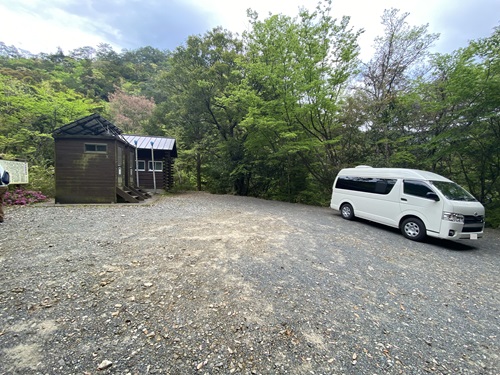 藤河内渓谷の第一駐車場の遠景とハイエース