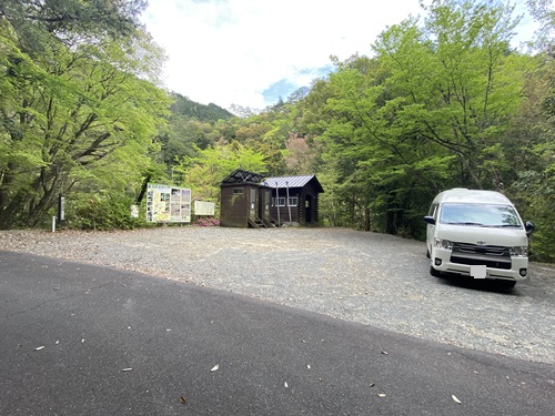 藤河内渓谷の第一駐車場の遠景と案内看板