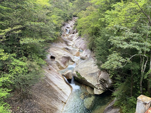 橋の上から見える藤河内渓谷の流れ