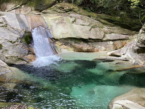 深緑の水をたたえた甌穴