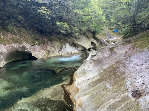 エメラルド淵の深緑の水