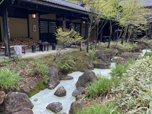 寒の地獄旅館内を流れる白い小川