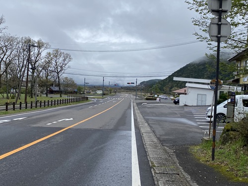 タデ原湿原のCコースの帰りの国道