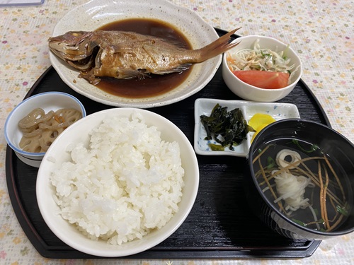 魚屋の煮魚定食