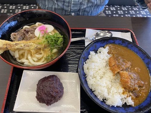 旅行帰りの資さんうどんのうどんとミニカレーのセット