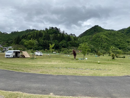 白川湖畔キャンプ場でキャンプしている車