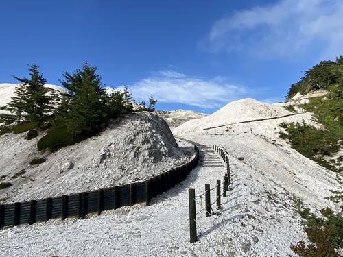 川原毛地獄の白い遊歩道