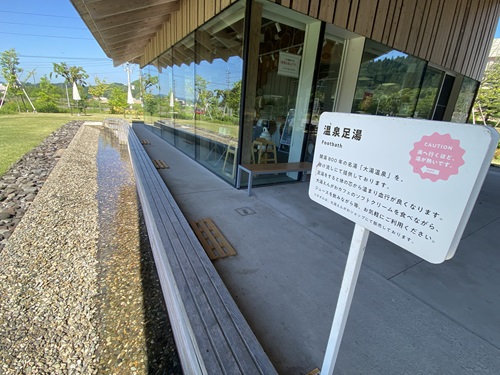 道の駅おおゆの足湯と案内看板