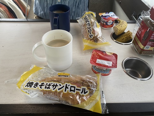 道の駅白神山地で食べる菓子パン朝食