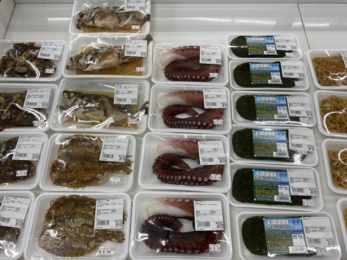 道の駅みねはまの産直にある煮魚やカレイの唐揚げ